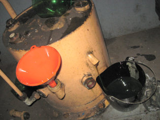 Hydrostatic tank filled with oil